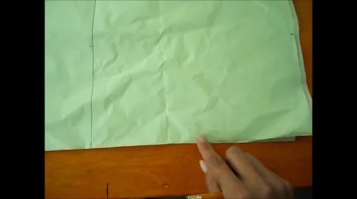 Unir las curvas de los semicírculos con una línea recta usando la regla, creando la forma de la huella. Recortar la plantilla.