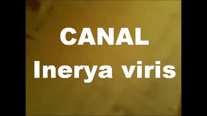 Unir las curvas de los semicírculos con una línea recta usando la regla, creando la forma de la huella. Recortar la plantilla.