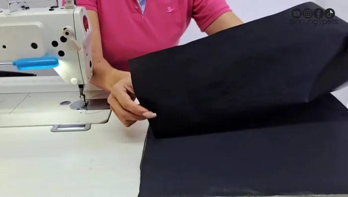 Sostener el centro para evitar movimientos durante la colocación de la tela y los pompones.