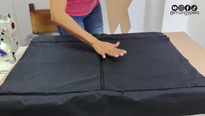 Sostener el centro para evitar movimientos durante la colocación de la tela y los pompones.