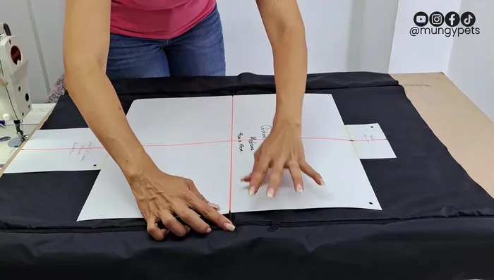 Sostener el centro para evitar movimientos durante la colocación de la tela y los pompones.