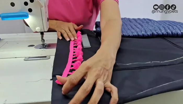 Emparejar y estirar la tela antes de pasarla por la máquina de coser para una costura recta y sin arrugas.