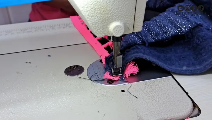 Doblar el pompón en la esquina y rematar para un acabado limpio y evitar deshilachados.