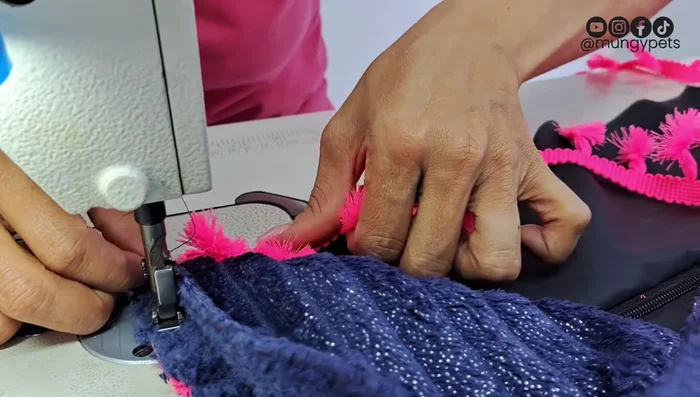 Doblar el pompón en la esquina y rematar para un acabado limpio y evitar deshilachados.