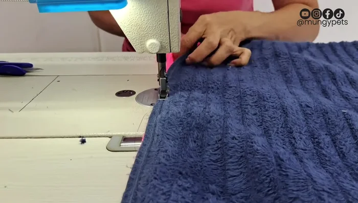 Doblar el pompón en la esquina y rematar para un acabado limpio y evitar deshilachados.