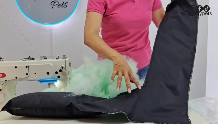 Cerrar las 'eles' (costuras laterales) igual que en la colchoneta de 60x60, rellenándolas con aproximadamente 700g de material.