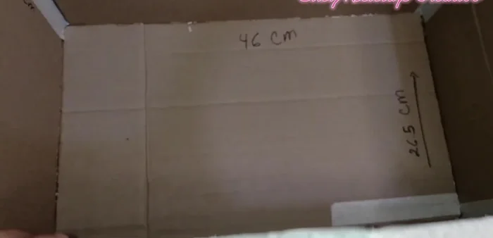 Sellar los bordes de la caja de cartón con cinta masking tape.