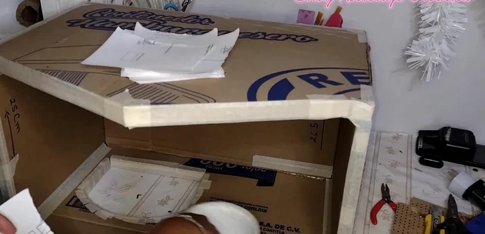 Dar un baño de pegamento blanco a la cartapesta seca.