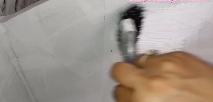 Pintar la casita (por dentro y fuera) con pintura blanca o del color deseado.