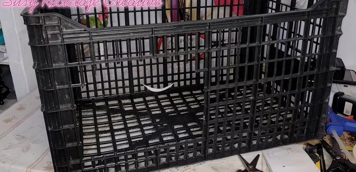 Sellar los bordes de la caja de cartón con cinta masking tape.