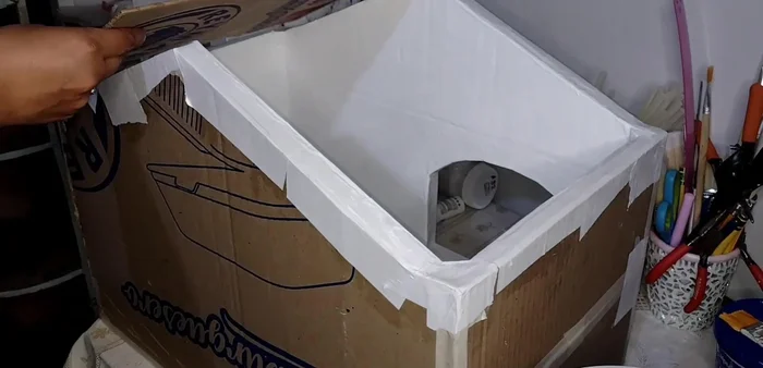 Pegar las piezas del techo con pegamento blanco y silicón caliente.