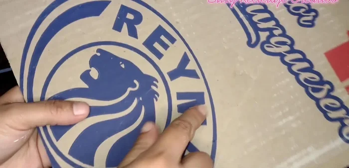 Pegar las piezas del techo con pegamento blanco y silicón caliente.