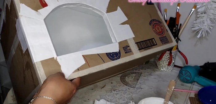 Pegar las piezas del techo con pegamento blanco y silicón caliente.