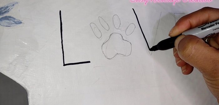 Añadir detalles decorativos (ej: letrero).