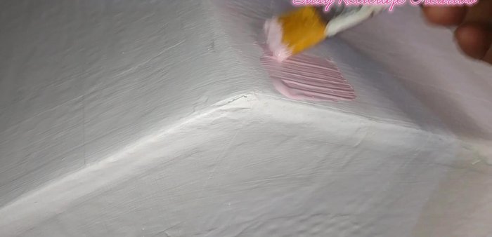 Aplicar barniz para proteger la casita.