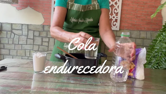 Aplicar el pegamento endurecedor: Aplica el pegamento endurecedor sobre todo el tejido para un acabado más resistente.