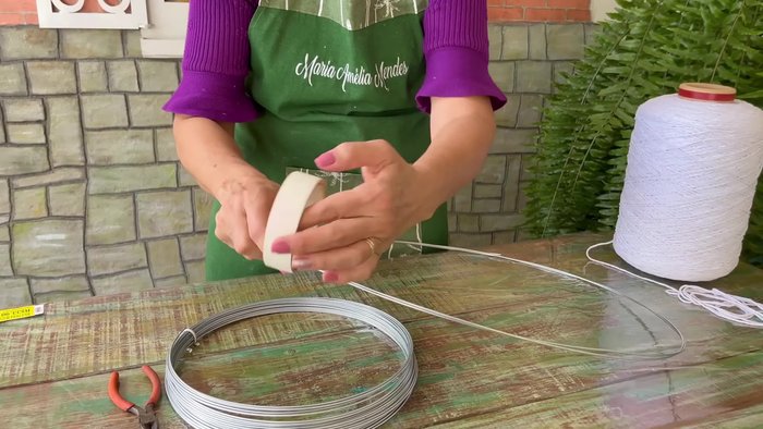 Cubrir la estructura: Cubre la cama con cinta adhesiva para un acabado limpio.