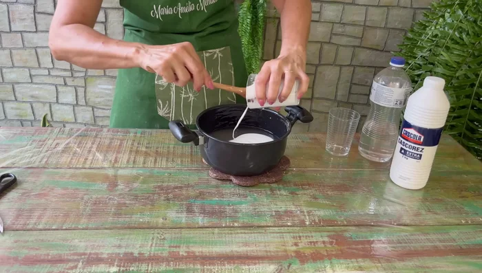 Aplicar el pegamento endurecedor: Aplica el pegamento endurecedor sobre todo el tejido para un acabado más resistente.