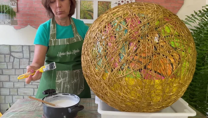 Aplicar el pegamento endurecedor: Aplica el pegamento endurecedor sobre todo el tejido para un acabado más resistente.