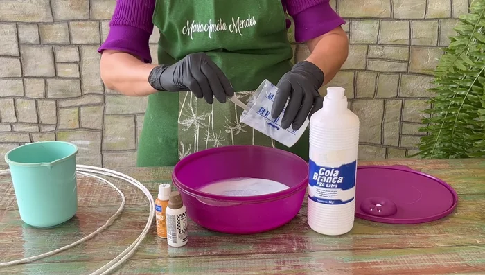 Preparar el pegamento: Mezcla dos partes de pegamento PVA blanco con una parte de agua. Añade colorante para obtener el color deseado (en este caso, ocre).