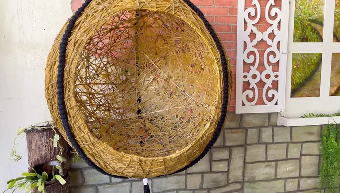 Crear la almohada: Usa una almohada vieja y una funda de almohada personalizada para añadir confort.