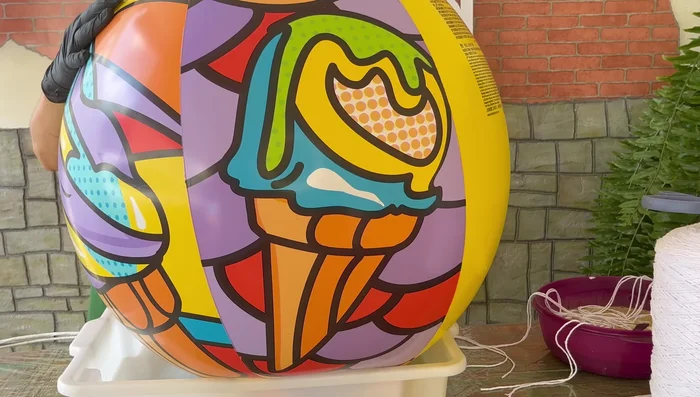 Incorporar los aros de alambre: Introduce los aros de alambre en el proceso de tejido, especialmente uno como entrada.