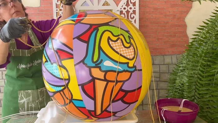 Incorporar los aros de alambre: Introduce los aros de alambre en el proceso de tejido, especialmente uno como entrada.