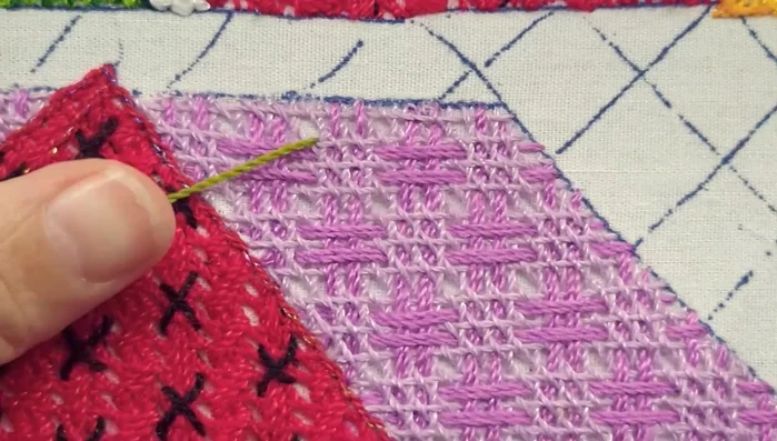 Utilizar un tercer tono (color verde) para rellenar los espacios entre las líneas, creando un efecto de 'tachecito' con dos pasadas en cada espacio.