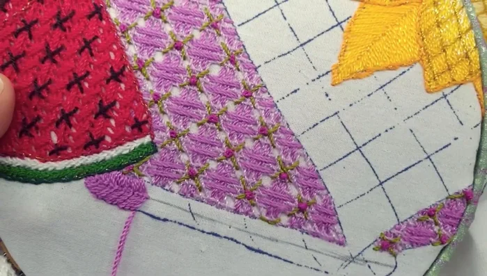 Rellenar la parte restante de la canasta usando la puntada de plumas del tucán o cualquier otra puntada de relleno a elección.