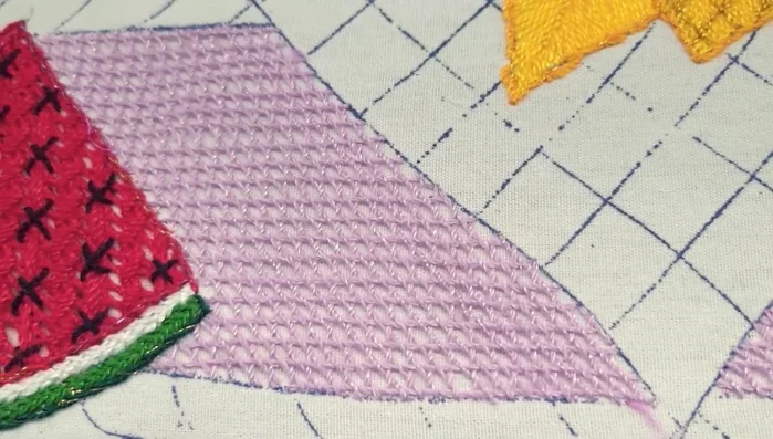 En la siguiente hilera, alternar la posición de los hilos, dejando unos abajo y otros arriba. Repetir este proceso hasta completar toda la sección.