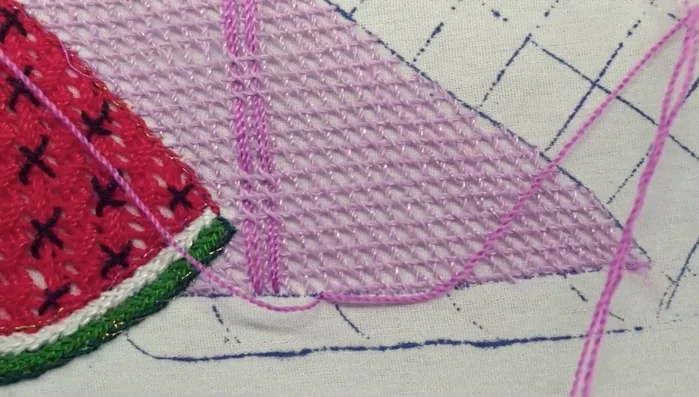 En la siguiente hilera, alternar la posición de los hilos, dejando unos abajo y otros arriba. Repetir este proceso hasta completar toda la sección.