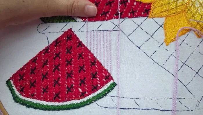 Rellenar todo el espacio con líneas verticales y horizontales utilizando el mismo color de hilo.