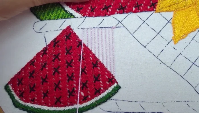 Rellenar todo el espacio con líneas verticales y horizontales utilizando el mismo color de hilo.