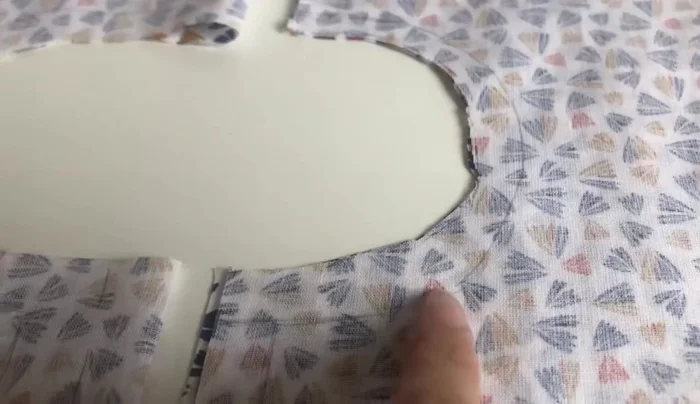 Hilvanar las dos capas de tela de cada parte (interior y exterior) para hacer la primera prueba y comprobar el ajuste.