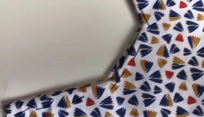 Una vez planchadas las costuras, hilvanar las mangas del chaleco para facilitar el proceso de coser a máquina.