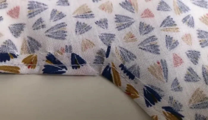 Unir las piezas de las mangas a máquina, siguiendo las marcas de hilvanado.