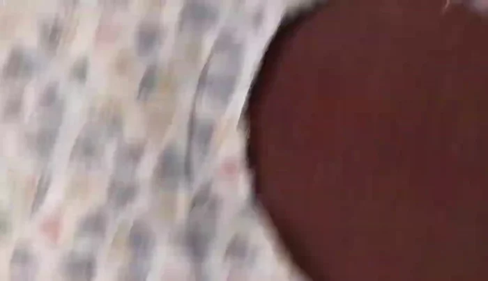 Unir ambas partes del chaleco a máquina. Planchar las costuras.