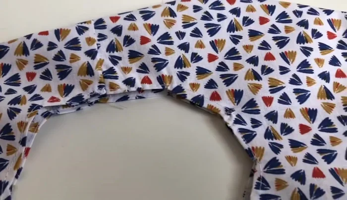 Rematar la parte inferior del chaleco donde irá la bolsa de hielo. Agregar velcro o dobladillo.