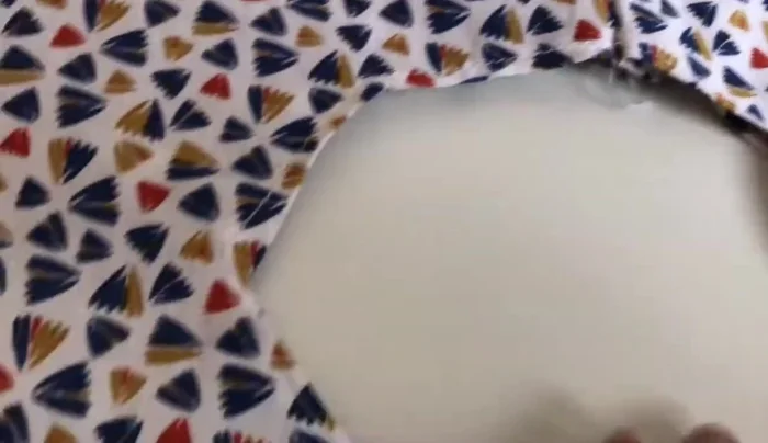 Coser las mangas para que queden unidas.