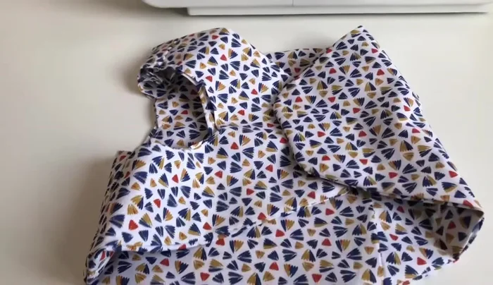 Realizar el cierre del chaleco con un botón y ojal o velcro.