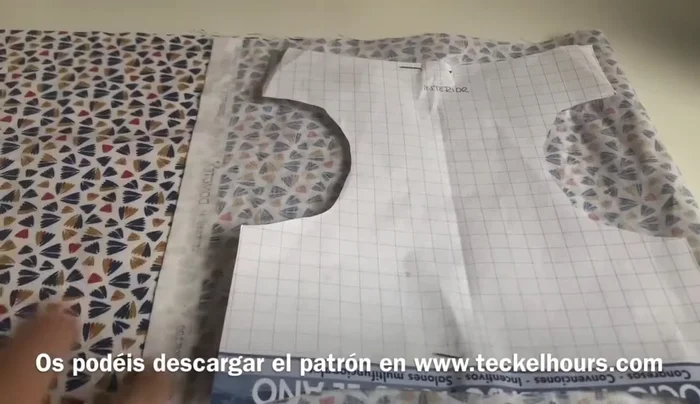 Colocar el patrón sobre la tela, asegurándose de que el hilo de la tela y el patrón vayan en la misma dirección. La parte interior del chaleco (en contacto con el perro) se coloca sobre una sola capa de tela, mientras que la parte exterior se coloca sobre una doble capa de tela.