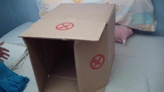 Preparar la caja: Asegurarse de que la caja esté sellada por dentro con cinta adhesiva para evitar que se abra. Meter las solapas hacia adentro. Si quedan levantadas después de colocar la manta, usar un poco más de cinta.