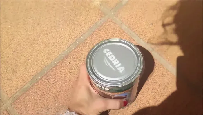 Barnizado de la madera (dos capas).