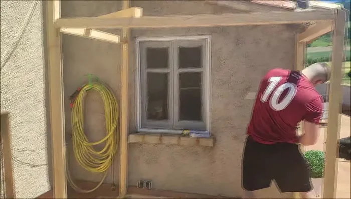 Colocación del césped artificial en las estanterías.