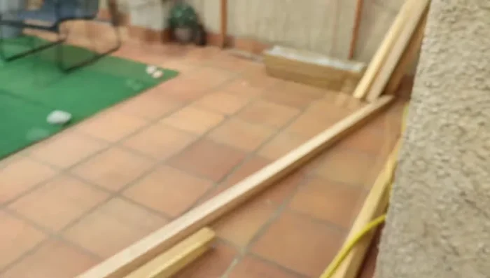 Sujeción de la estructura a la pared con tornillos y escuadras.