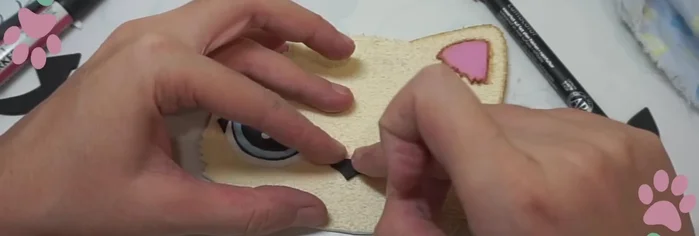 Recorta y pega la nariz y la boca. Contornea los bordes para un mejor acabado.