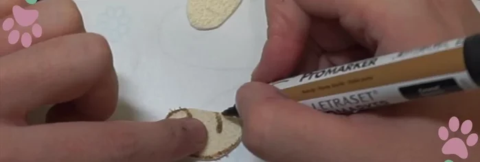 Recorta y contornea las manitas. Pega un trocito de foami entre la carita y las manos para dar volumen.