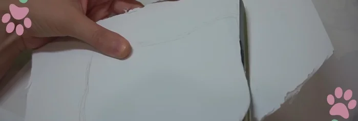 Copia la forma de la cabeza en cartón, recortándola 0.5cm más pequeña. Pega la carita al cartón y luego el dorso sobre otro trozo de goma eva de toalla. Recorta de nuevo el contorno.