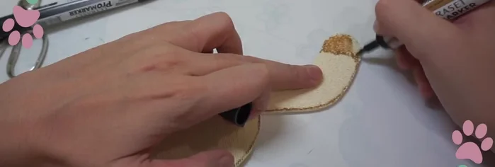 Crea las manchitas en la cola. 