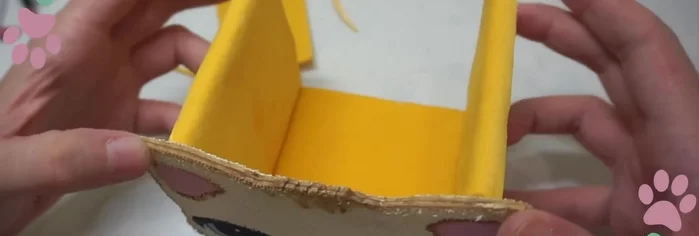 Pega la cabeza y el cuerpo del gatito a la caja de cartón.